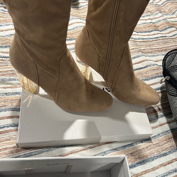 Akira boot, new, never worn, 3 1/2 in heel - Picture 3 of 4